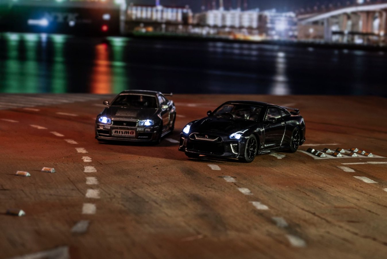 Kyosho 1/64 NISSAN SKYLINE GT-R with LED Gray (NISMO BNR34 CRS Version)