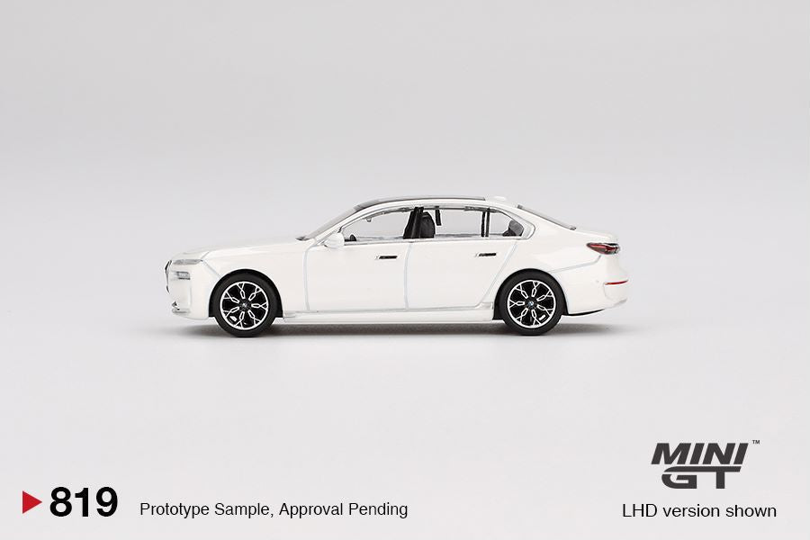 Mini GT 1/64 BMW i7 xDrive60 Mineral White