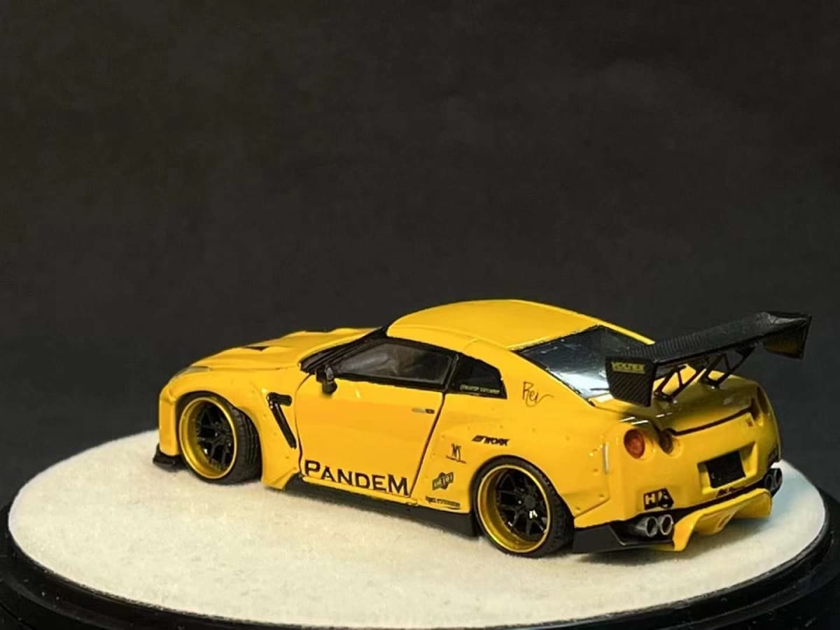 PGM 1/64 GT-R R35