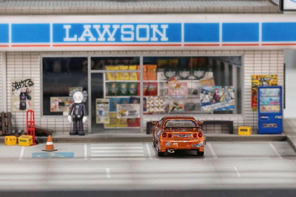 Stance Hunters x Street Weapon 1/64 Skyline GT-R R34 Nismo Z-Tune - NFS RedOrange Livery
Limited To 399 pcs Only