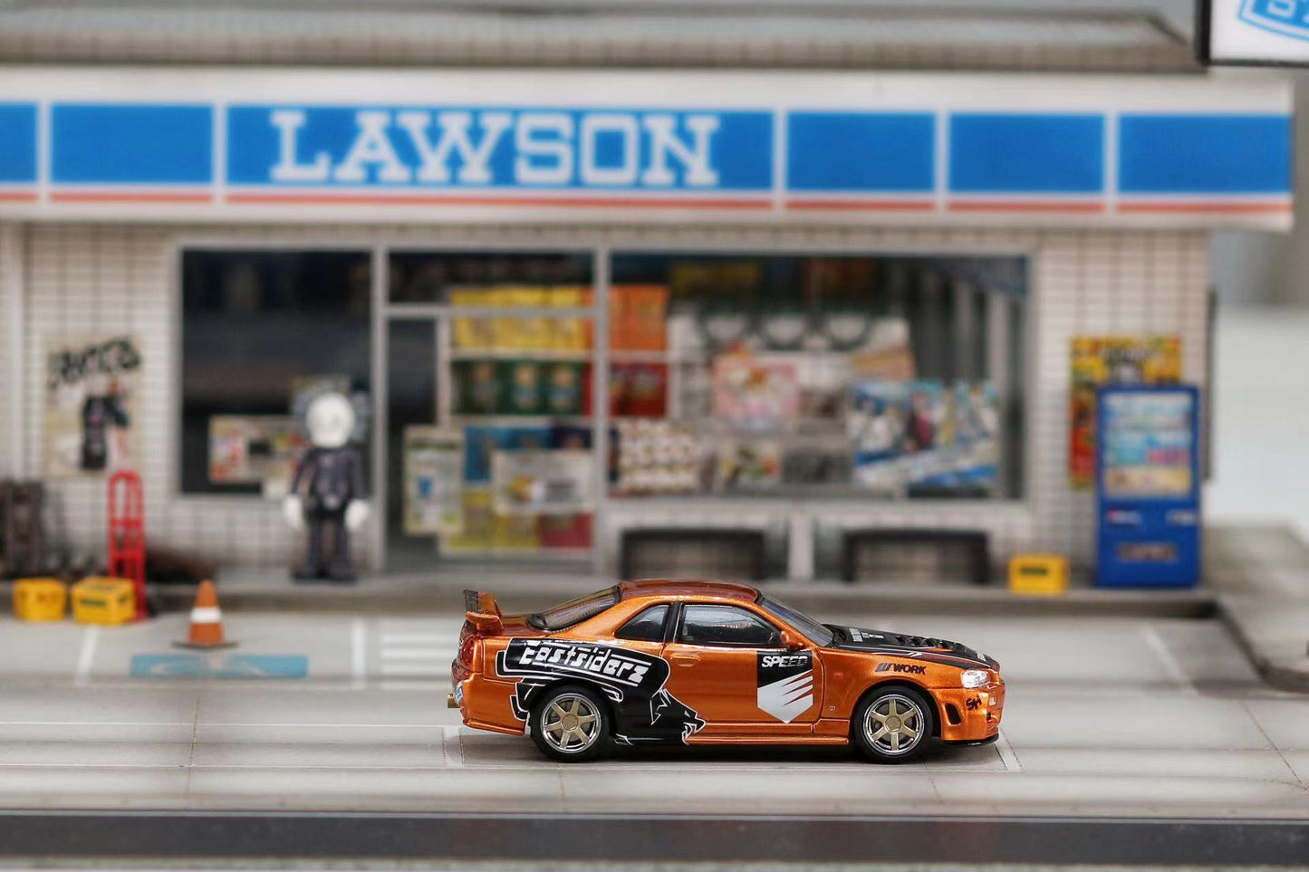 Stance Hunters x Street Weapon 1/64 Skyline GT-R R34 Nismo Z-Tune - NFS RedOrange Livery
Limited To 399 pcs Only