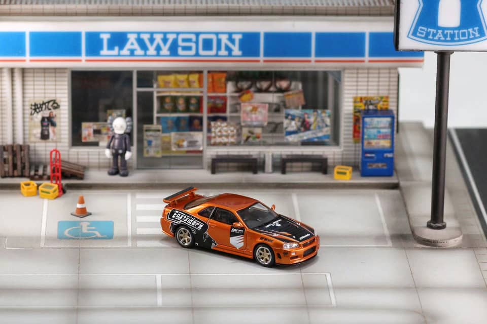Stance Hunters x Street Weapon 1/64 Skyline GT-R R34 Nismo Z-Tune - NFS RedOrange Livery
Limited To 399 pcs Only
