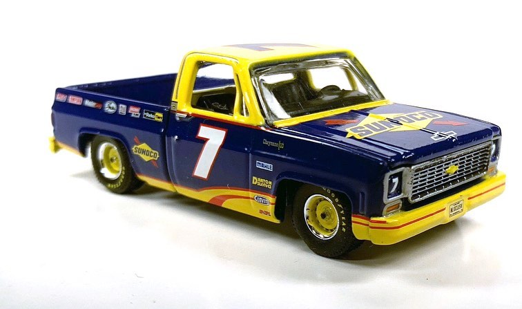 Auto World 1:64 MiJo Exclusives Chevy 1973 Cheyenne Fleetside Sunoco Racing LTD 4,800