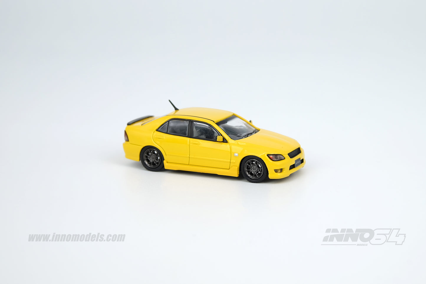 INNO64 1:64 TOYOTA ALTEZZA RS200 YELLOW WITH EXTRA WHEELS AND DECALS
