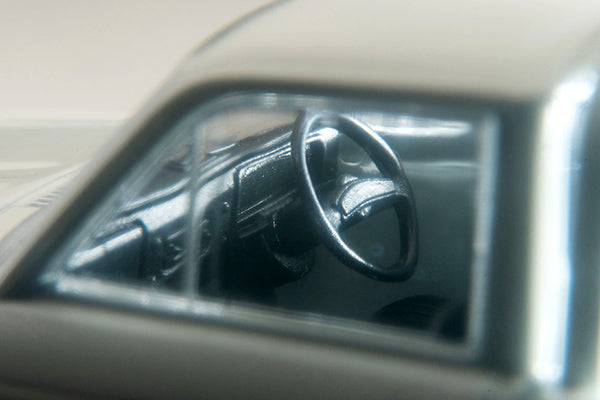 Tomica Limited Vintage 1/64 LV-195c DATSUN TRUCK 1500 Deluxe White with figure