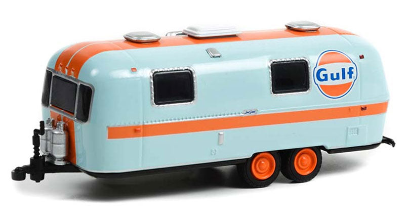 GREENLIGHT 1/64 Custom Gulf Oil - 1971 Airstream Double-Axle Land Yacht Safari Hitched Homes Series12