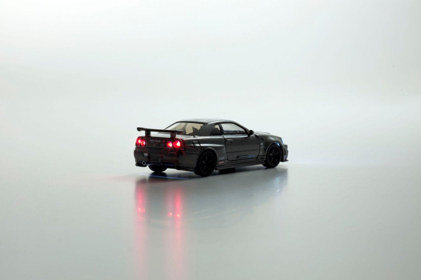 [ETA:  Sep 2025 ] Kyosho 1/64 NISSAN SKYLINE GT-R with LED  Gray
(NISMO BNR34 CRS Version)