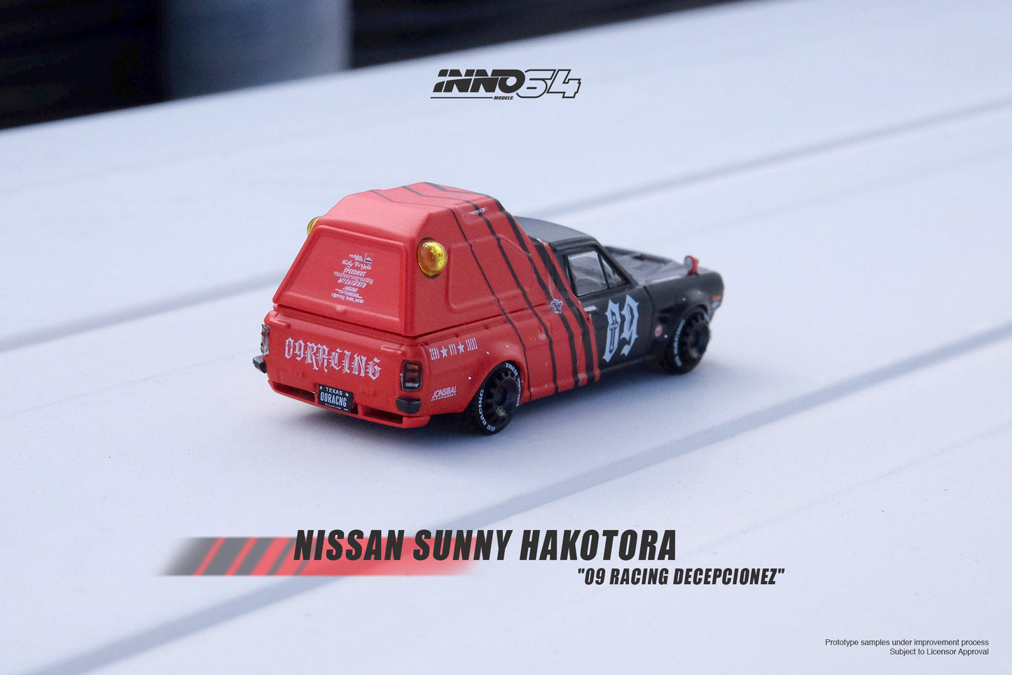 Inno64 1/64 NISSAN SUNNY HAKOTORA "09 RACING" DECEPCIONEZ Special Packaging and Key Chain gift included