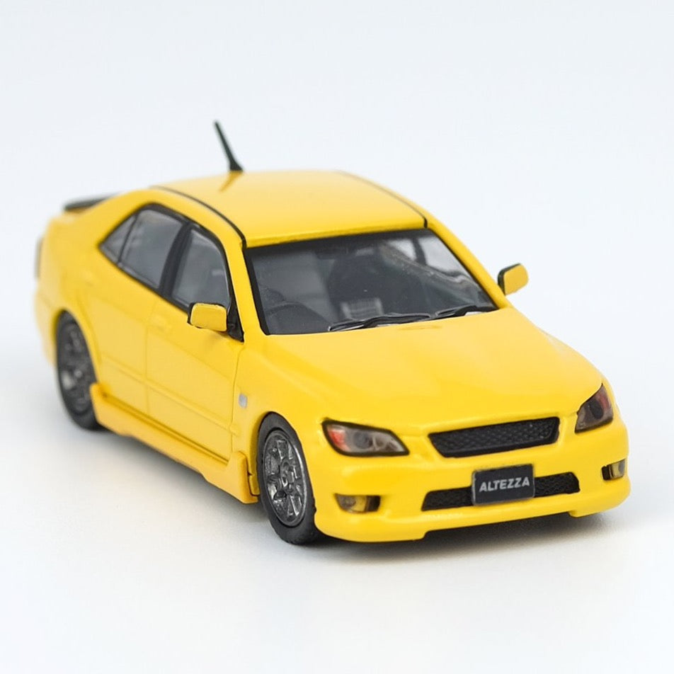 INNO64 1:64 TOYOTA ALTEZZA RS200 YELLOW WITH EXTRA WHEELS AND DECALS