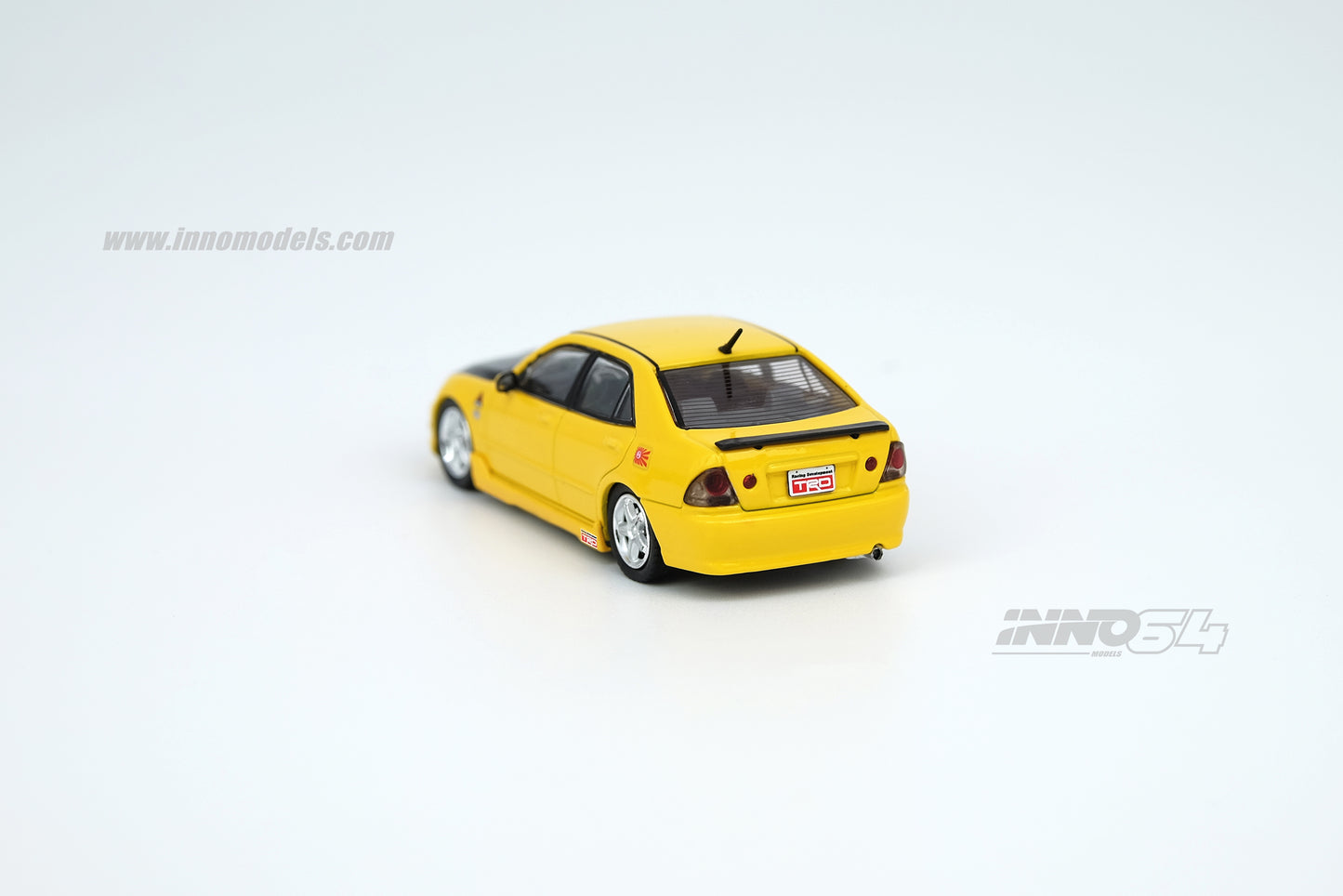 INNO64 1:64 TOYOTA ALTEZZA RS200 YELLOW WITH EXTRA WHEELS AND DECALS