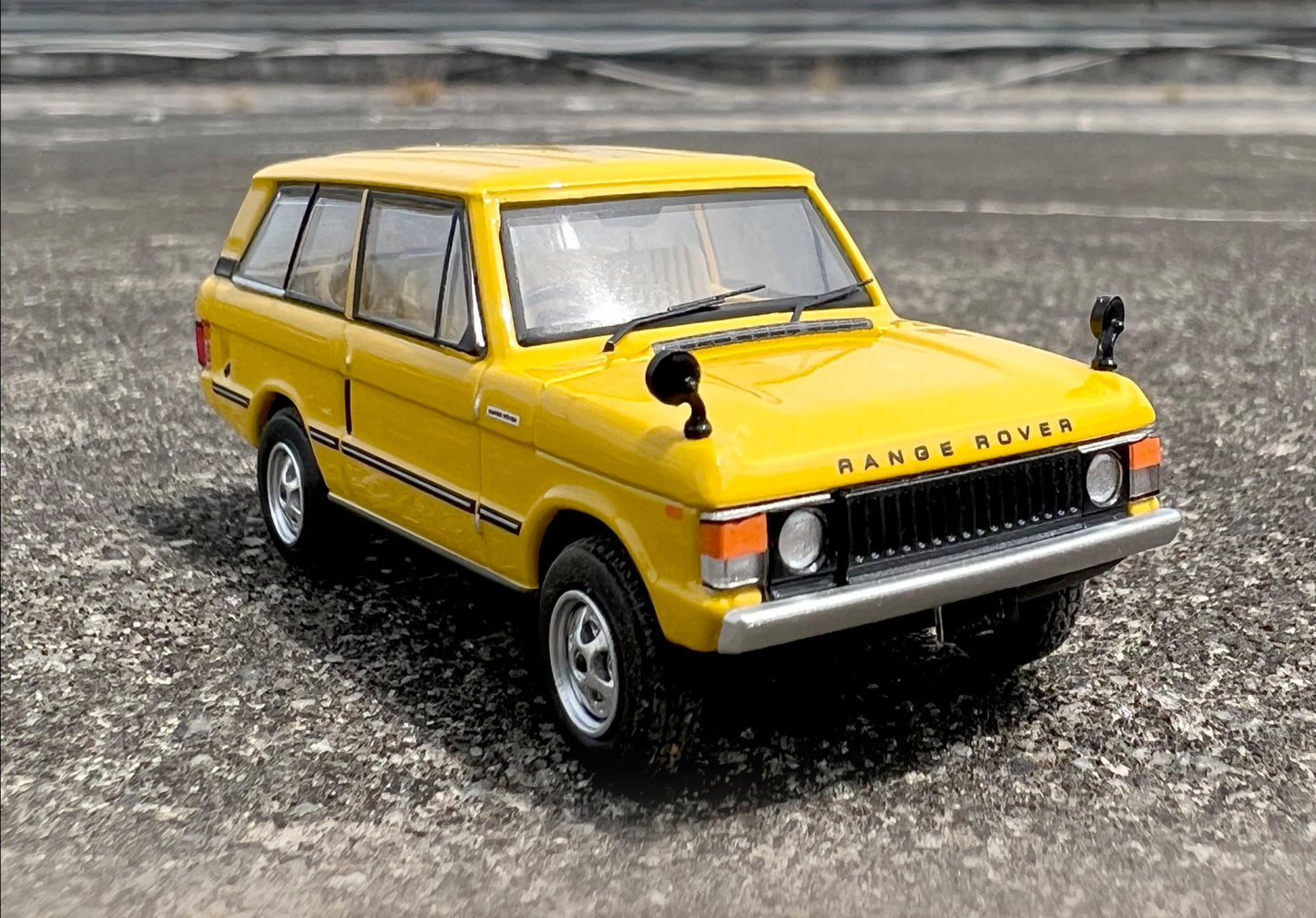 Inno64 1/64 RANGE ROVER "CLASSIC" Sanglow Yellow